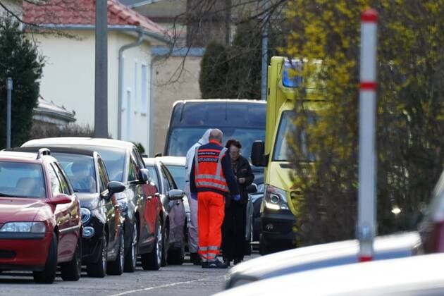 Rettungsdienst holt Corona-Verdachtsall ab 21.03.2020, 16:30 Uhr, Hegelstraße Bautzen Fotograf: Kein Urhebernennung! Am Samstagnachmittag holte der Rettungsdienst eine Patientin mit dem Verdacht auf den Corona-Virus aus einem Mehrfamilienhaus auf der Hegelstraße in Bautzen ab. NAch bisher unbestätigten Informationen könnte sie sich bei einer beretis positiv getesteten Nachbarin angesteckt haben. Bautzen Sachsen Deutschland