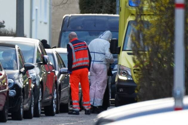 Rettungsdienst holt Corona-Verdachtsall ab 21.03.2020, 16:30 Uhr, Hegelstraße Bautzen Fotograf: Kein Urhebernennung! Am Samstagnachmittag holte der Rettungsdienst eine Patientin mit dem Verdacht auf den Corona-Virus aus einem Mehrfamilienhaus auf der Hegelstraße in Bautzen ab. NAch bisher unbestätigten Informationen könnte sie sich bei einer beretis positiv getesteten Nachbarin angesteckt haben. Bautzen Sachsen Deutschland