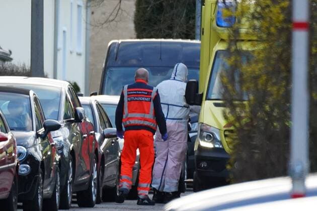 Rettungsdienst holt Corona-Verdachtsall ab 21.03.2020, 16:30 Uhr, Hegelstraße Bautzen Fotograf: Kein Urhebernennung! Am Samstagnachmittag holte der Rettungsdienst eine Patientin mit dem Verdacht auf den Corona-Virus aus einem Mehrfamilienhaus auf der Hegelstraße in Bautzen ab. NAch bisher unbestätigten Informationen könnte sie sich bei einer beretis positiv getesteten Nachbarin angesteckt haben. Bautzen Sachsen Deutschland