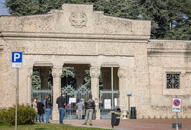 Bergamo Coronavirus - generic images; in the photo relatives of the deceased waiting outside the cemetery (Foto & xa9;Sergio Agazzi Fotogramma, Bergamo - 2020-03-21) p.s. la foto e utilizzabile nel rispetto del contesto in cui e stata scattata, e senza intento diffamatorio del decoro delle persone rappresentate  Copyright: xFotox& xa9;SergioxAgazzix xFOTOGRAMMAx