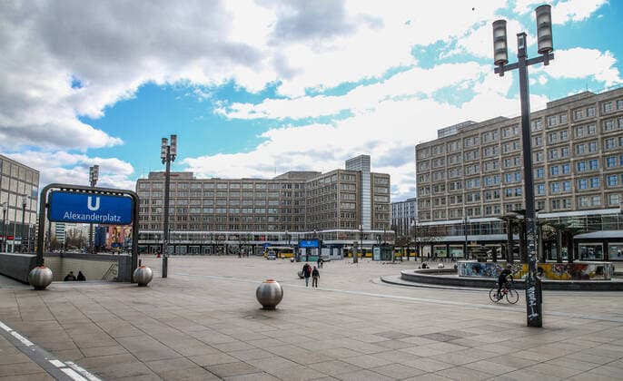 Coronavirus in Berlin Berlin, 21.03.2020, Alexanderplatz. Wegen des Coronavirus zeigt sich der Alexanderplatz ungewoehnlich Menschenleer. Wenige Fussgaenger kreuzen mit grossem Abstand. Die meisten Geschaefte bleiben geschlossen. Berlin Berlin Deutschland Alexanderplatz
