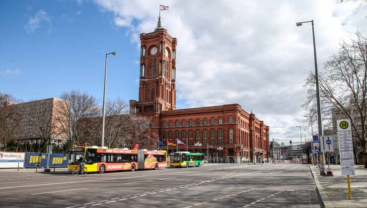 Coronavirus in Berlin Berlin, 21.03.2020, Rotes Rathaus. Wegen des Coronavirus ist es vor dem Roten Rathaus ungewoehnlich Menschenleer. Auf der Strasse ist kaum Verkehr und wenige Fussgaenger kreuzen mit grossem Abstand. Am Sonntag wird der Regierende Buergermeister eine Entscheidung ueber eine moegliche Ausgangssperre faellen. Berlin Berlin Deutschland Rotes Rathaus