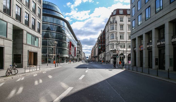 Coronavirus in Berlin Berlin, 21.03.2020, Friedrichstrasse. Wegen des Coronavirus zeigt sich die Berliner Friedrichstrasse auf Hoehe des U-Bahnhofes Franzoesische Strasse ungewoehnlich Menschenleer. Auf der Strasse sind wenig Verkehr und kaum Fussgaenger. Berlin Berlin Deutschland Friedrichstrasse