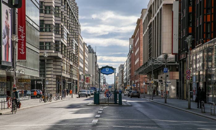 Coronavirus in Berlin Berlin, 21.03.2020, Friedrichstrasse. Wegen des Coronavirus zeigt sich die Berliner Friedrichstrasse auf Hoehe des U-Bahnhofes Franzoesische Strasse ungewoehnlich Menschenleer. Auf der Strasse sind wenig Verkehr und kaum Fussgaenger. Berlin Berlin Deutschland Friedrichstrasse