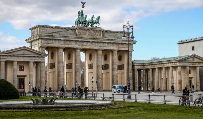 Coronavirus in Berlin Berlin, 21.03.2020, Mitte. Wegen des Coronavirus sind Brandenburger Tor und Pariser Platz ungewoehnlich Menschenleer. Auf der Strasse ist kaum Verkehr und wenige Fussgaenger kreuzen mit grossem Abstand. Berlin Berlin Deutschland Brandenburger Tor
