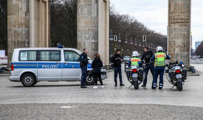 Coronavirus in Berlin Berlin, 21.03.2020, Mitte. Wegen des Coronavirus sind Brandenburger Tor und Pariser Platz ungewoehnlich Menschenleer. Auf der Strasse ist kaum Verkehr und wenige Fussgaenger kreuzen mit grossem Abstand. Polizeibeamte unterstuetzen die Massnahmen der Regierung und geben Fussgaengern Hinweise zum Mindestabstand. Berlin Berlin Deutschland Brandenburger Tor