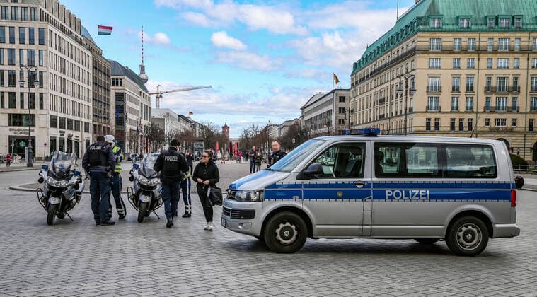 Coronavirus in Berlin Berlin, 21.03.2020, Mitte. Wegen des Coronavirus sind Brandenburger Tor und Pariser Platz ungewoehnlich Menschenleer. Auf der Strasse ist kaum Verkehr und wenige Fussgaenger kreuzen mit grossem Abstand. Polizeibeamte unterstuetzen die Massnahmen der Regierung und geben Fussgaengern Hinweise zum Mindestabstand. Berlin Berlin Deutschland Brandenburger Tor
