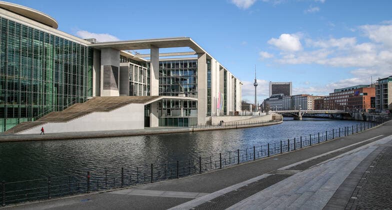 Coronavirus in Berlin Berlin, 21.03.2020, Regierungsviertel. Wegen des Coronavirus zeigt sich das Regierungsviertel ungewoehnlich Menschenleer. Trotz strahlendem Sonnenschein ist kein Fussgaenger unterwegs. Berlin Berlin Deutschland Regierungsviertel