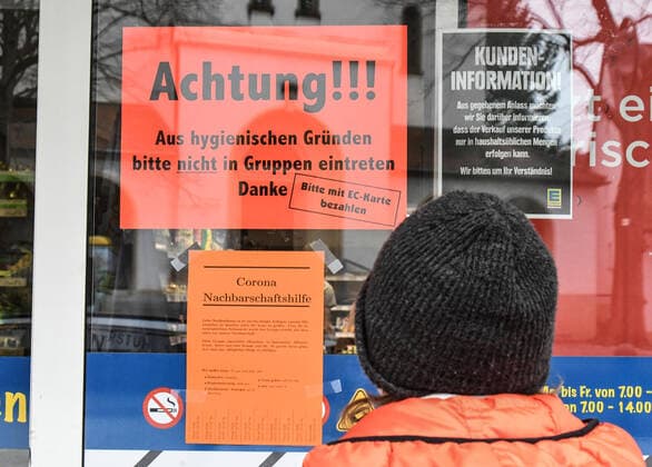 In Zeiten von Corona: Achtung. Aus hygienischen Gruenden bitte nicht in Gruppen eintreten. Danke. Bitte mit ec-Karte bezahlen. Aushang an einem Edeka - Markt in Freiburg. Foto:Winfried Rothermel