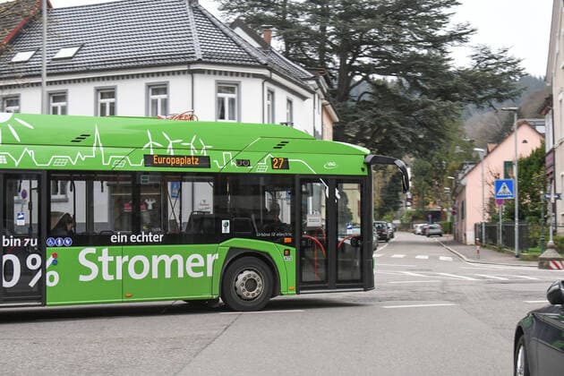 Praktisch leer fährt ein Bus seine Strecke ab in Freiburg. In Zeiten von Corona ist die Bewegungsfreiheit in der Stadt mittlerweile begrenzt. Als erste Grossstadt hat Freiburg eine Ausgangsbeschränkung erlassen. Foto:Winfried Rothermel