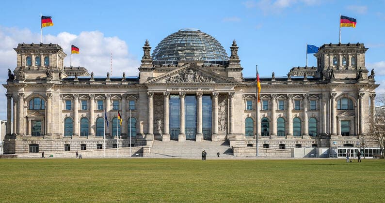 Coronavirus in Berlin Berlin, 21.03.2020, Regierungsviertel. Wegen des Coronavirus zeigt sich der Platz vor dem Reichstagsgebaeude ungewoehnlich Menschenleer. Trotz strahlendem Sonnenschein ist kaum ein Fussgaenger unterwegs. Berlin Berlin Deutschland Regierungsviertel