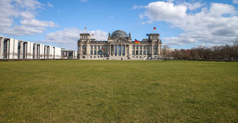 Coronavirus in Berlin Berlin, 21.03.2020, Regierungsviertel. Wegen des Coronavirus zeigt sich der Platz vor dem Reichstagsgebaeude ungewoehnlich Menschenleer. Trotz strahlendem Sonnenschein ist kaum ein Fussgaenger unterwegs. Berlin Berlin Deutschland Regierungsviertel