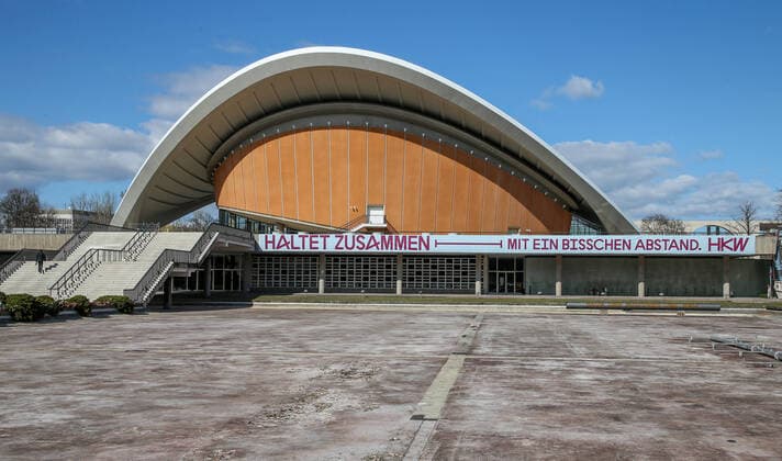 Coronavirus in Berlin Berlin, 21.03.2020, Schwangere Auster. Wegen des Coronavirus zeigt sich der Platz vor der Kongresshalle ungewoehnlich Menschenleer. Trotz strahlendem Sonnenschein ist kein Fussgaenger unterwegs. Der Schriftzug: Haltet zusammen! Mit ein bisschen Abstand. HKW. haengt ueber dem Eingang zum Haus der Kulturen der Welt. Berlin Berlin Deutschland Haus der Kulturen der Welt