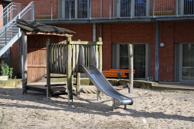 Zur Eindämmung des Coronavirus wird eine Ausgangssperre diskutiert, das Foto zeigt einen leeren Kinderspielplatz, Spielplatz in einer Grünanlage, Rutsche, 21.03.2020, Bremen (Deutschland), News, Feature, Coronavirus Bremen