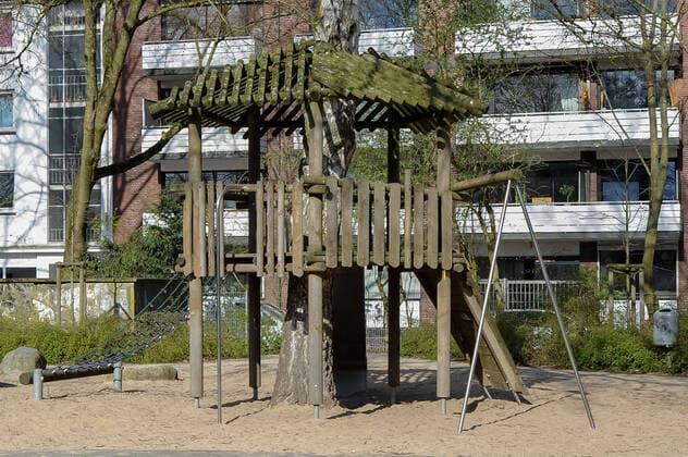 Zur Eindämmung des Coronavirus wird eine Ausgangssperre diskutiert, das Foto zeigt einen leeren Kinderspielplatz, Spielplatz in einer Grünanlage, ein leeres Klettergerüst, 21.03.2020, Bremen (Deutschland), News, Feature, Coronavirus Bremen
