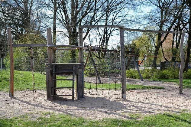 Zur Eindämmung des Coronavirus wird eine Ausgangssperre diskutiert, das Foto zeigt einen leeren Kinderspielplatz, Spielplatz in einer Grünanlage, ein leeres Klettergerüst, 21.03.2020, Bremen (Deutschland), News, Feature, Coronavirus Bremen