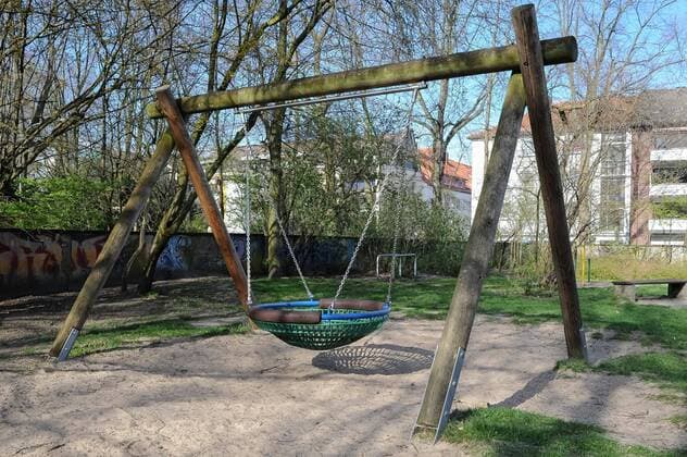 Zur Eindämmung des Coronavirus wird eine Ausgangssperre diskutiert, das Foto zeigt einen leeren Kinderspielplatz, Spielplatz in einer Grünanlage, eine leere Schaukel, 21.03.2020, Bremen (Deutschland), News, Feature, Coronavirus Bremen