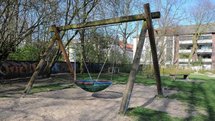 Zur Eindämmung des Coronavirus wird eine Ausgangssperre diskutiert, das Foto zeigt einen leeren Kinderspielplatz, Spielplatz in einer Grünanlage, eine leere Schaukel, 21.03.2020, Bremen (Deutschland), News, Feature, Coronavirus Bremen