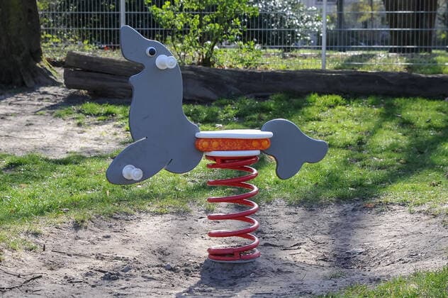 Zur Eindämmung des Coronavirus wird eine Ausgangssperre diskutiert, das Foto zeigt einen leeren Kinderspielplatz, Spielplatz in einer Grünanlage, ein leeres Spielgerät, 21.03.2020, Bremen (Deutschland), News, Feature, Coronavirus Bremen