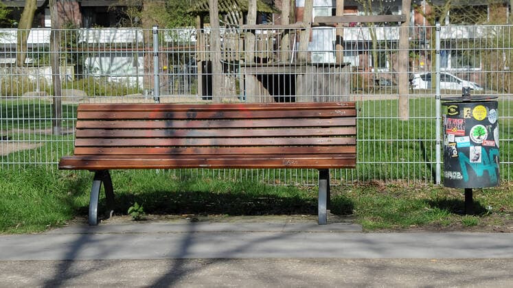 Zur Eindämmung des Coronavirus wird eine Ausgangssperre diskutiert, das Foto zeigt eine leere Parkbank im Sonnenschein in einer Grünanlage, einem Park, 21.03.2020, Bremen (Deutschland), News, Feature, Coronavirus Bremen