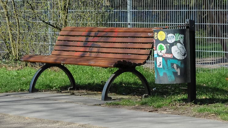 Zur Eindämmung des Coronavirus wird eine Ausgangssperre diskutiert, das Foto zeigt eine leere Parkbank im Sonnenschein in einer Grünanlage, einem Park, 21.03.2020, Bremen (Deutschland), News, Feature, Coronavirus Bremen
