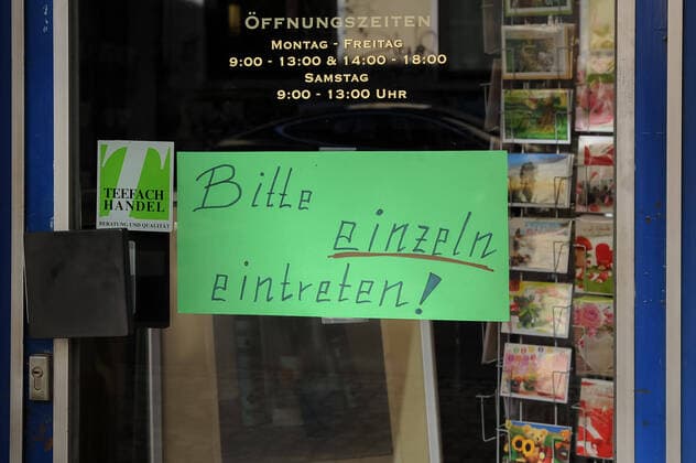 Zur Eindämmung des Coronavirus wurden Geschäftsschließungen angeordnet und werden Ausgangssperren diskutiert, das Foto zeigt ein Hinweisschild, Aushang im Fenster eines Geschäftes, Aufschrift: Bitte einzeln eintreten, 21.03.2020, Bremen (Deutschland), News, Feature, Coronavirus Bremen