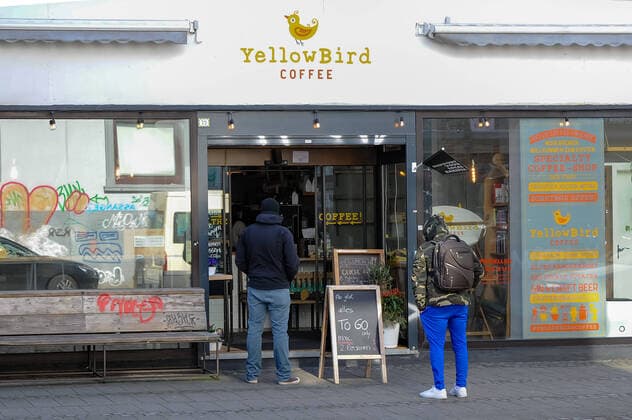 Zur Eindämmung des Coronavirus wurden Geschäftsschließungen angeordnet und werden Ausgangssperren diskutiert, das Foto zeigt eine Warteschlage vor einem Cafe und ein Schild mit der Aufschrift: Ab jetzt alles To Go only, max. 2 Personen, 21.03.2020, Bremen (Deutschland), News, Feature, Coronavirus Bremen