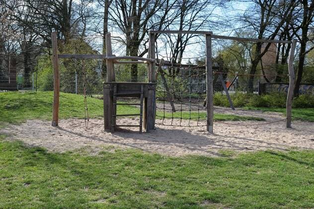 Zur Eindämmung des Coronavirus wird eine Ausgangssperre diskutiert, das Foto zeigt einen leeren Kinderspielplatz, Spielplatz in einer Grünanlage, ein leeres Klettergerüst, 21.03.2020, Bremen (Deutschland), News, Feature, Coronavirus Bremen