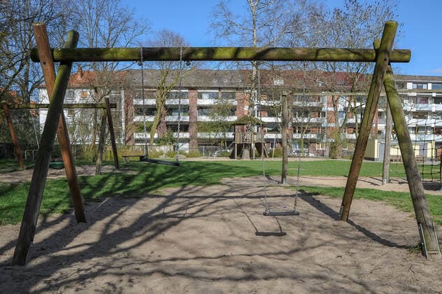 Zur Eindämmung des Coronavirus wird eine Ausgangssperre diskutiert, das Foto zeigt einen leeren Kinderspielplatz, Spielplatz in einer Grünanlage, eine leere Schaukel, 21.03.2020, Bremen (Deutschland), News, Feature, Coronavirus Bremen