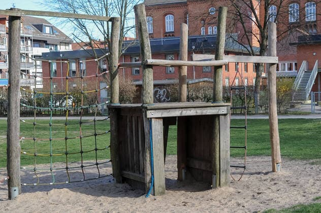 Zur Eindämmung des Coronavirus wird eine Ausgangssperre diskutiert, das Foto zeigt einen leeren Kinderspielplatz, Spielplatz in einer Grünanlage, ein leeres Klettergerüst, 21.03.2020, Bremen (Deutschland), News, Feature, Coronavirus Bremen