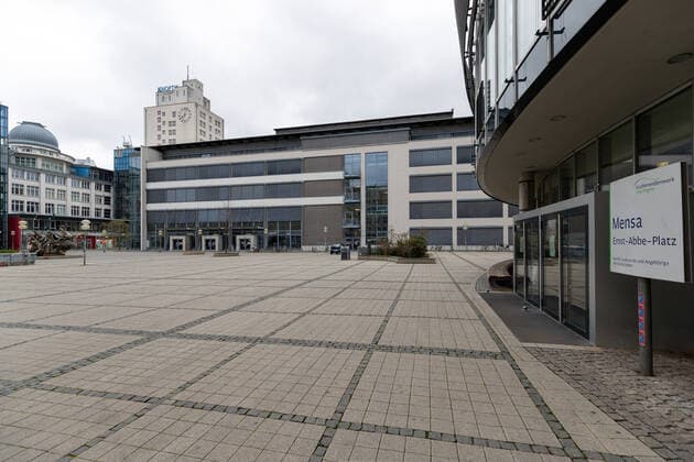 Corona Krise in Jena - Betretungsverbot sorgt für leeren Uni Campus Jena Zentrum Thüringen Deutschland