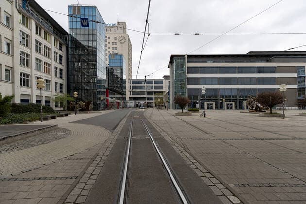 Corona Krise in Jena - Betretungsverbot sorgt für leeren Uni Campus Jena Zentrum Thüringen Deutschland