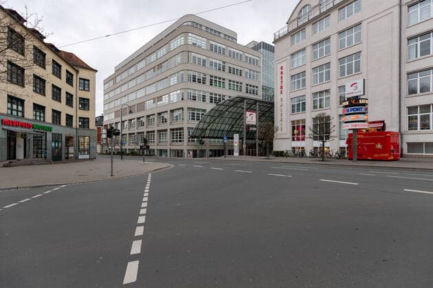 Corona Krise in Jena - Leere am Eingang zur Goethe-Galerie Jena Zentrum Thüringen Deutschland