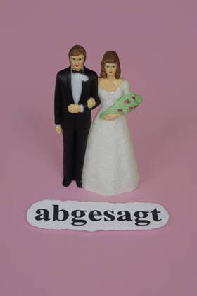 Hochzeitspaar und abgesagt Hochzeitspaar und abgesagt, 20.03.2020, Borkwalde, Brandenburg, Vor Hochzeitsfiguren liegt der Schriftzug abgesagt.