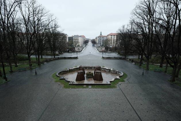 Blick vom Friedensengel auf die Prinzregentenstrasse - Ausgangsbeschränkung in Bayern wegen Corona Pandemie - Tag 1, München am 21.03.2020