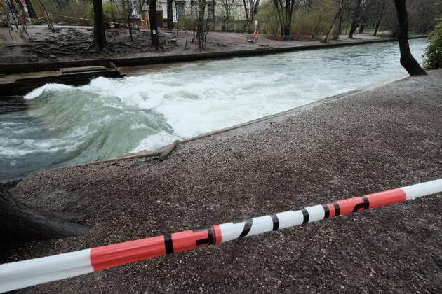 Die Welle am Eisbach auf der normalerweise Surfer ihren Sport betreiben und Touristen dabei zusehen ist leer - Ausgangsbeschränkung in Bayern wegen Corona Pandemie - Tag 1, München am 21.03.2020