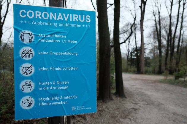 Hinweisschild Coroanvirus im Englischen Garten - Ausgangsbeschränkung in Bayern wegen Corona Pandemie - Tag 1, München am 21.03.2020