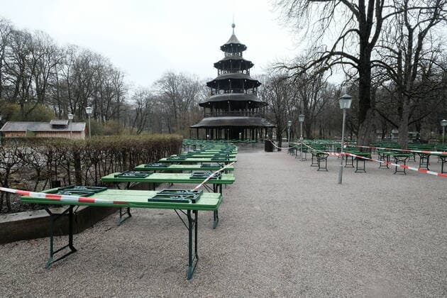 Der Biergarten am Chinesischen Turm ist menschenleer. Die Tische und Bierbänke sind mit Flatterband abgesperrt - Ausgangsbeschränkung in Bayern wegen Corona Pandemie - Tag 1, München am 21.03.2020