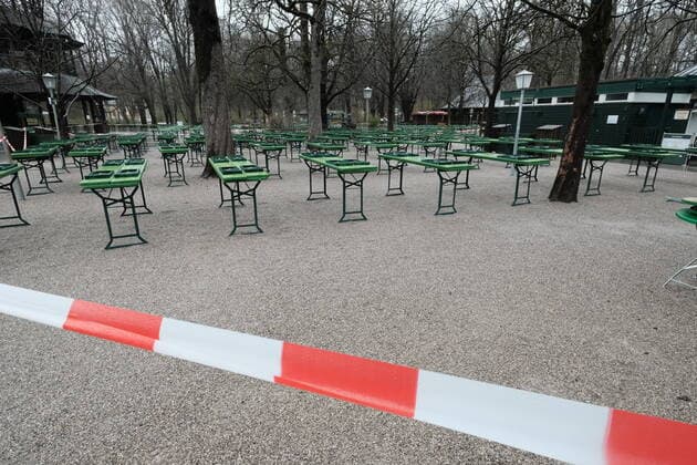 Der Biergarten am Chinesischen Turm ist menschenleer. Die Tische und Bierbänke sind mit Flatterband abgesperrt - Ausgangsbeschränkung in Bayern wegen Corona Pandemie - Tag 1, München am 21.03.2020