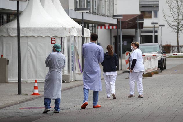 Freiburg Themenbild - Leben in Freiburg im Breisgau mit Coronavirus, Corona Virus, COVID-19 Themenbild - Leben in Freiburg im Breisgau mit Coronavirus, Corona Virus, COVID-19 Universit°tsklinikum Freiburg im Breisgau, Uniklinik Freiburg, Krankenhaus Freiburg Notaufnahme, weisses Zelt für Schnelltest auf Coronavirus positiv, negativ Themenbild, Featurebild, Symbolbild Copyright: xFleigx xEibner-Pressefotox EP_dfg