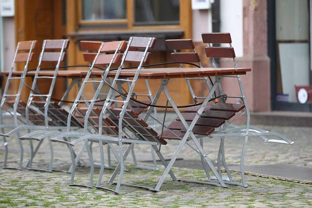 Freiburg Themenbild - Leben in Freiburg im Breisgau mit Coronavirus, Corona Virus, COVID-19 Themenbild - Leben in Freiburg im Breisgau mit Coronavirus, Corona Virus, COVID-19 Bars, Clubs, Wirtschaften, Strassenwirtschaften, Restaurants, Gaststaetten in Freiburg in Breisgau geschlossen, Stuehle sind oben, menschenleer, komplett leer, niemand da, keine Menschen, Muensterplatz ohne Menschen, Themenbild, Featurebild, Symbolbild Copyright: xFleigx xEibner-Pressefotox EP_dfg