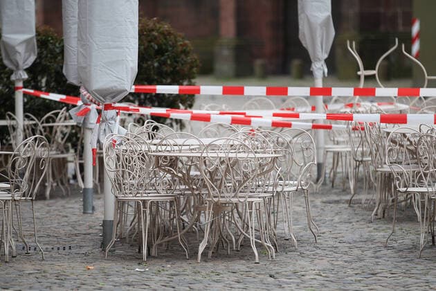 Freiburg Themenbild - Leben in Freiburg im Breisgau mit Coronavirus, Corona Virus, COVID-19 Themenbild - Leben in Freiburg im Breisgau mit Coronavirus, Corona Virus, COVID-19 Bars, Clubs, Wirtschaften, Strassenwirtschaften, Restaurants, Gaststaetten in Freiburg in Breisgau geschlossen, Stuehle sind oben, menschenleer, komplett leer, niemand da, keine Menschen, Muensterplatz ohne Menschen, Themenbild, Featurebild, Symbolbild Copyright: xFleigx xEibner-Pressefotox EP_dfg
