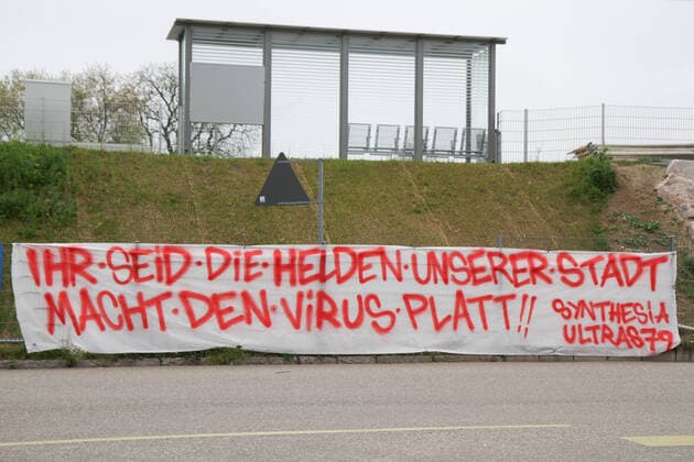 News Bilder des Tages Freiburg Themenbild - Leben in Freiburg im Breisgau mit Coronavirus, Corona Virus, COVID-19 Themenbild - Leben in Freiburg im Breisgau mit Coronavirus, Corona Virus, COVID-19 Universit°tsklinikum Freiburg im Breisgau, Uniklinik Freiburg, Krankenhaus Freiburg Banner, Spruchband, Info, Hinweis Ihr seid die Helden unserer Stadt macht den Virus platt Themenbild, Featurebild, Symbolbild Copyright: xFleigx xEibner-Pressefotox EP_dfg
