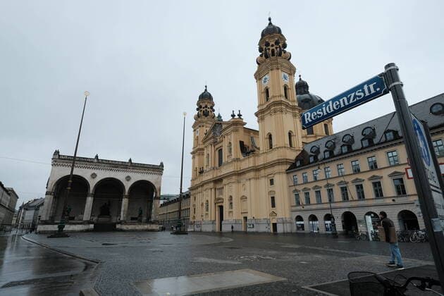 Odeonsplatz mit Feldherrnhalle und Theatinerkirche - Ausgangsbeschränkung in Bayern wegen Corona Pandemie - Tag 1, München am 21.03.2020