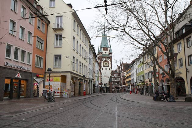 Freiburg Themenbild - Leben in Freiburg im Breisgau mit Coronavirus, Corona Virus, COVID-19 Themenbild - Leben in Freiburg im Breisgau mit Coronavirus, Corona Virus, COVID-19 die Kaiser-Joseph-Strafle, Muenster, Muensterplatz, Einkaufsstrasse, Einkaufsmeile in Freiburg in Breisgau, menschenleer, komplett leer, niemand da, keine Menschen, ohne Menschen, Themenbild, Featurebild, Symbolbild Copyright: xFleigx xEibner-Pressefotox EP_dfg