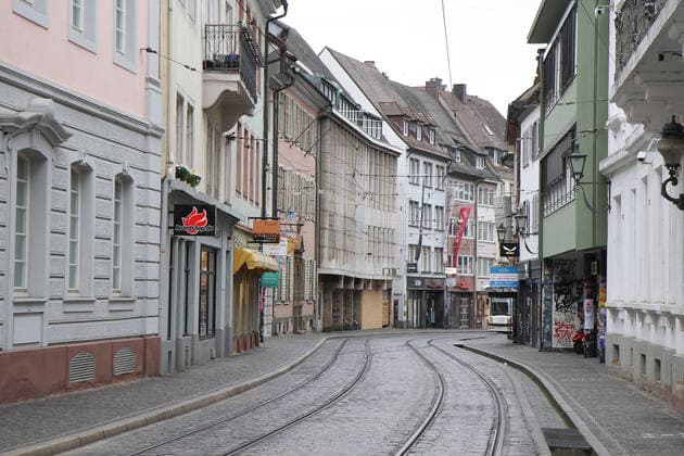 Freiburg Themenbild - Leben in Freiburg im Breisgau mit Coronavirus, Corona Virus, COVID-19 Themenbild - Leben in Freiburg im Breisgau mit Coronavirus, Corona Virus, COVID-19 die Kaiser-Joseph-Strafle, Muenster, Muensterplatz, Einkaufsstrasse, Einkaufsmeile in Freiburg in Breisgau, menschenleer, komplett leer, niemand da, keine Menschen, ohne Menschen, Themenbild, Featurebild, Symbolbild Copyright: xFleigx xEibner-Pressefotox EP_dfg