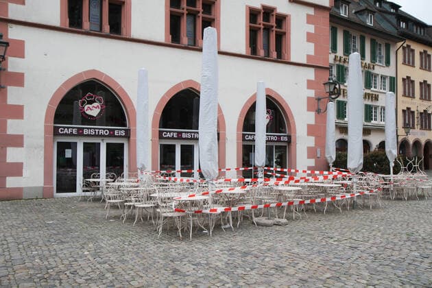 Freiburg Themenbild - Leben in Freiburg im Breisgau mit Coronavirus, Corona Virus, COVID-19 Themenbild - Leben in Freiburg im Breisgau mit Coronavirus, Corona Virus, COVID-19 Bars, Clubs, Wirtschaften, Strassenwirtschaften, Restaurants, Gaststaetten in Freiburg in Breisgau geschlossen, Stuehle sind oben, menschenleer, komplett leer, niemand da, keine Menschen, Muensterplatz ohne Menschen, Themenbild, Featurebild, Symbolbild Copyright: xFleigx xEibner-Pressefotox EP_dfg