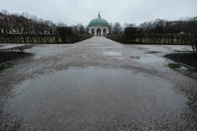 Eine Pfütze vor dem Dianatempel im Hofgarten - Ausgangsbeschränkung in Bayern wegen Corona Pandemie - Tag 1, München am 21.03.2020