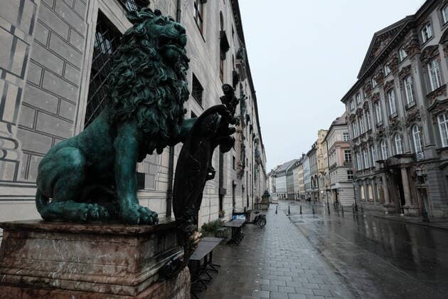 Löwenstatue in der leeren Residenzstrasse - Ausgangsbeschränkung in Bayern wegen Corona Pandemie - Tag 1, München am 21.03.2020