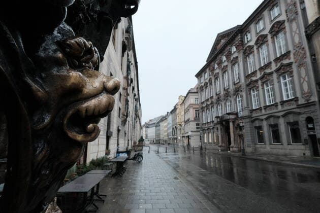 Löwenstatue in der leeren Residenzstrasse - Ausgangsbeschränkung in Bayern wegen Corona Pandemie - Tag 1, München am 21.03.2020
